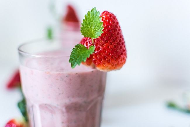 Strawberry Oat Smoothie to boost mood